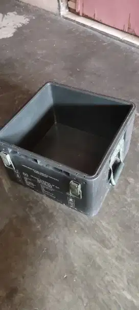 Kotak besar bekas amunisi