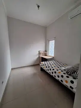 Kamar Kos Putri kamar mandi dalam di gading serpong