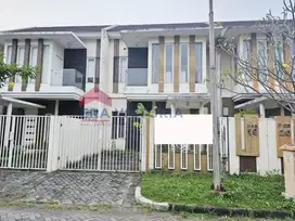 Rumah 2lantai full furnished dengan pemandangan gunung di Lawang