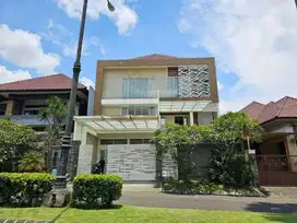 Rumah Mewah + Kolam Renang, Full Perabotan di Istana Dieng Boulevard