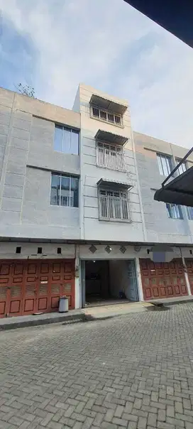 Dijual rumah komp megacom kondisi bagus
