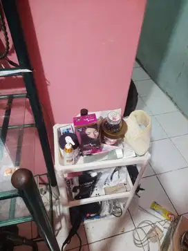 Jual. Butuh alat salon berikut obat yang masih ada, handuk2 salon