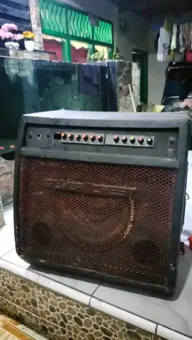 Speaker plus amply di dalam nya