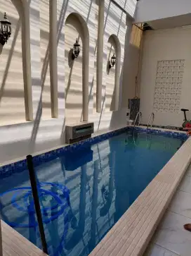 Melayani perawatan kolam renang.