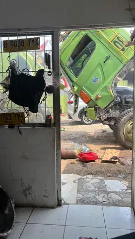 Driver dump truk untuk batu kapur