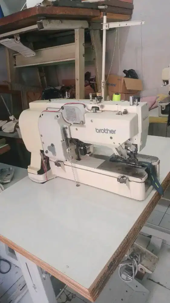 Mesin lobang kancing brothers LBH814 II