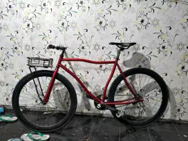 Sepeda fixie merah merona