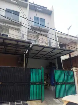 Dijual Cepat Rumah 4,5 Lantai Lokasi Strategis di Jakarta Barat