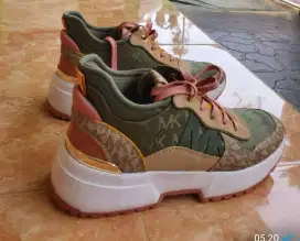 Sepatu modis wanita