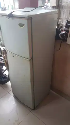 Kulkas sharp 2 pintu