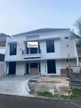 Dijual Rumah Renov Total depan taman Cluster Depan Kota Wisata