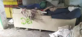 Meja kitchen masih bagus cuma berdebu aja karena gak pernah dipakek