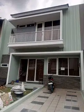 Di jual Rumah 2 lantai baru renovasi aman nyaman BEBAS BANJIR