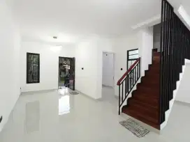 DIJUAL RUMAH 2 LANTAI BAGUS SIAP HUNI HARGA MURAH NEGOSENTUL CITY