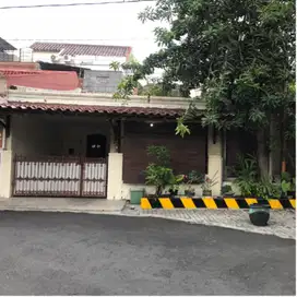 jual rumah hitung tanah strategis Surabaya, 2 menit dari MERR