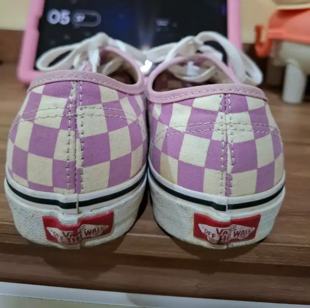 Sepatu wanita merk Vans