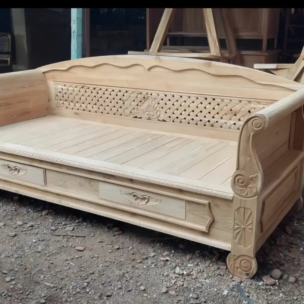 Dipan Kayu Jati Ukir Klasik Elegan dengan Laci Serbaguna