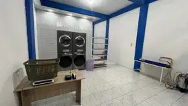 Dibutuhkan wanita untuk nyetrika dan mengoperasikan mesin cuci laundry