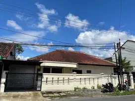 DISEWAKAN BANGUNAN (RUMAH/KANTOR/KLINIK) LUAS 380m2 SLEMAN JOGJA