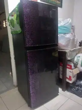 Kulkas dua pintu SHARP