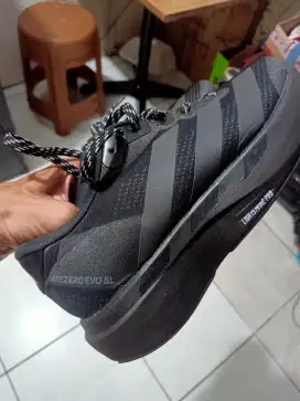 Sepatu Running Adidas