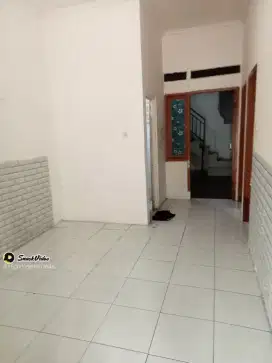 Disewakan rumah KT:2 KM:1,AC.Garasi.Bangunan 1.5 lantai