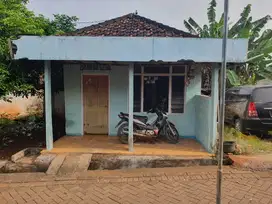 RUMAH DI KELURAHAN KEBONAGUNG, UJUNGPANGKAH, GRESIK