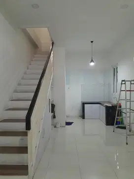 DISEWAKAN RUMAH 2 LANTAI TAHUNAN DAERAH JOGLO JAKARTA BARAT