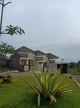 Pemandangan Gunung dan Kota Malang Langsung dari Teras Rumah Anda