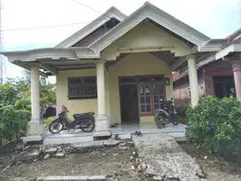 RUMAH DI KELURAHAN SLEMPIT, KEDAMEAN, GRESIK