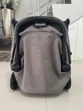 Di jual stroller merek PALI.