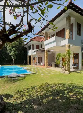 Disewakan rumah mewah graha famili with pool