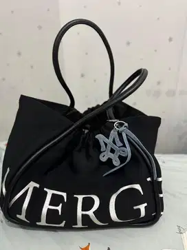 Tas hitam besar merge