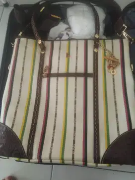 Jual tas Bonia kali ada yang minat