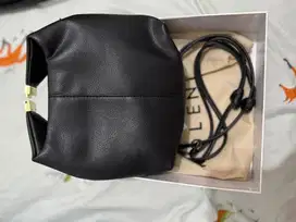 Tas hitam kecil polene