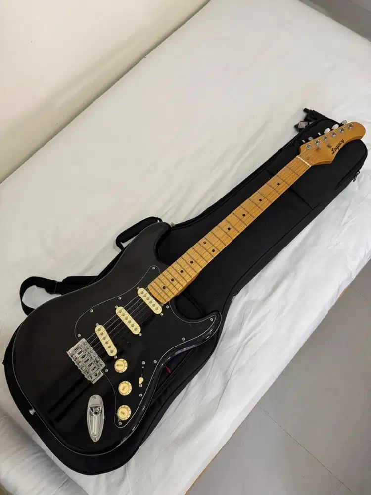 Legacy Electric Guitar + Marshall MG10 Ampli Second