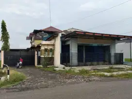 Rumah sekaligus toko, selepan, gudang, tempat penjemuran padi.
