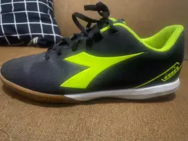 Prelove sepatu futsal diadora