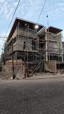 Rumah Lebar 8 Baru di Manyar ROW 4 mobil