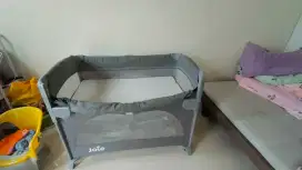 Tempat tidur bayi