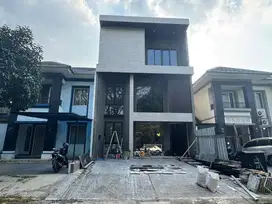 Rumah baru Alam Sutera 3 Lantai depan taman Bisa KPR