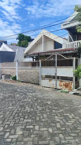 Rumah Manyar Strategis Tengah Kota
