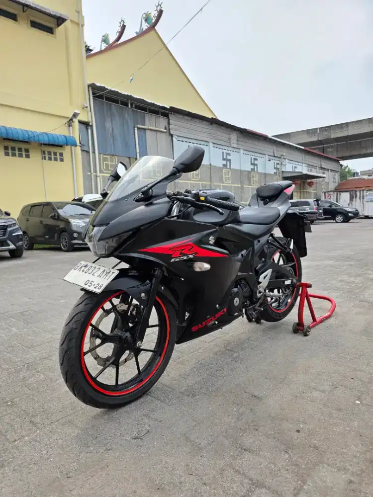 Suzuki GSX R150 Hitam 2018