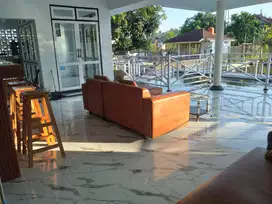 Kolam Air Deras & Rumah