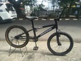 Sepeda bmx ukuran 20 rem torpedo plus rem tangan depan.