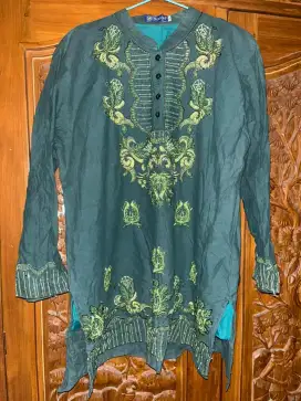 Atasan model tunik