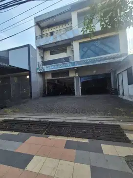 Disewakan bangunan komersial siap pakai 3 lantai di Bratang Binangun