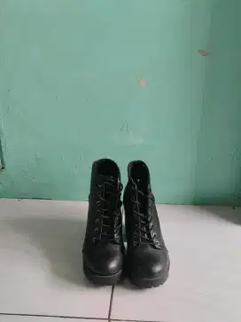 Sepatu boot heels