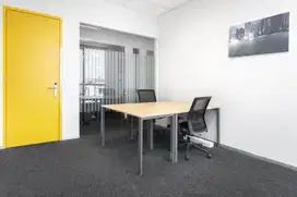 Akses satu harga ke ruang kantor profesional untuk 4 orang di Regus Pakuwon Centre