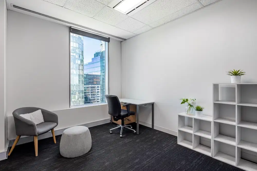 Ruang kantor pribadi berlayanan lengkap untuk Anda dan tim di HQ Mega Office Park
